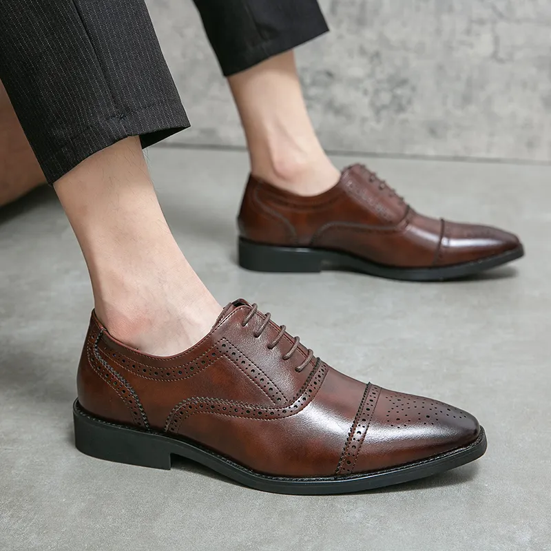 Men Brock Carved Leather Shoes Solid Color PU Simple Fashion Lace-Up All-match British Pointed Toe Business Dress Shoes HM536