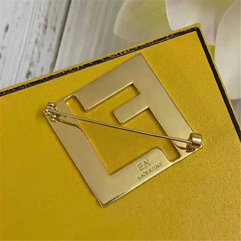 Vrouwen zwarte mannen witte broche designer pins gouden letter pins brochers voor pak jurkpennen voor feest leuk cadeau modeontwerpster jood 3003161