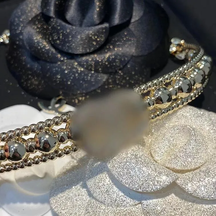 Collane con ciondolo di lusso di design Moda Donna Classici Perline di metallo Collana di gioielli da donna di alta qualità con abito completo G281f