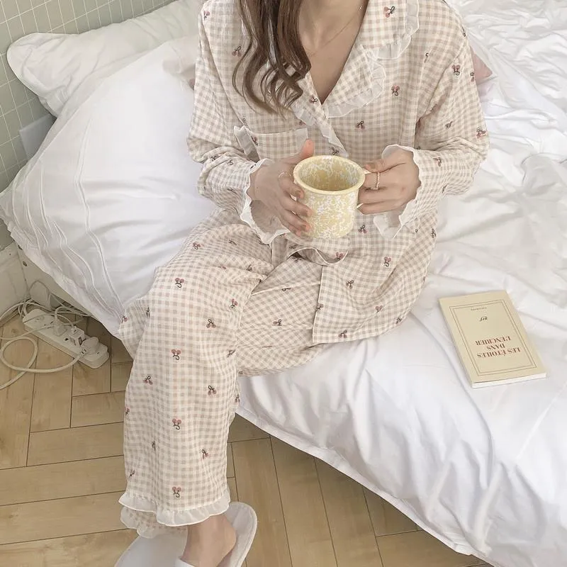 QWEEK Plaid Piżamy Kobiety Kawaii Cherry Print Sleepwear Koronki Pijama Kobieta Zestaw Koreański Loungewar Z Długim Rękawem Jesień Piżama garnitur 220329