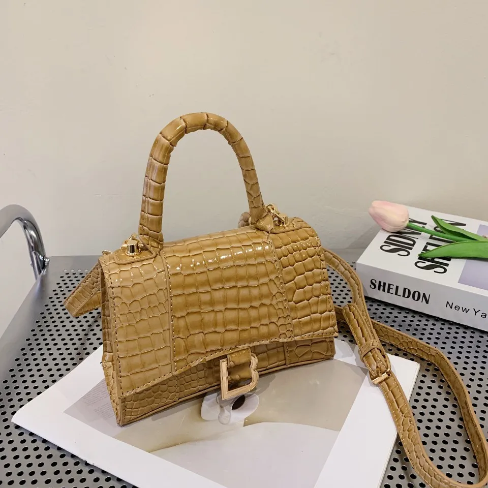 Handtasche mit Krokodilmuster, Luxus-Designertaschen, einzigartige Logo-Einkaufstasche, abgerundete und glatte, gewölbte Kuriertasche, Metall-Alphabet-Geldbörse mit Aufreißlasche