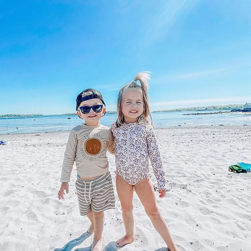 الأولاد المايوه upf 50  العلامة التجارية الصيف اثنين من قطعة الأطفال ملابس طويلة الأكمام مع قبعة طفل فتاة الاستحمام شاطئ ملابس الطفل 220425
