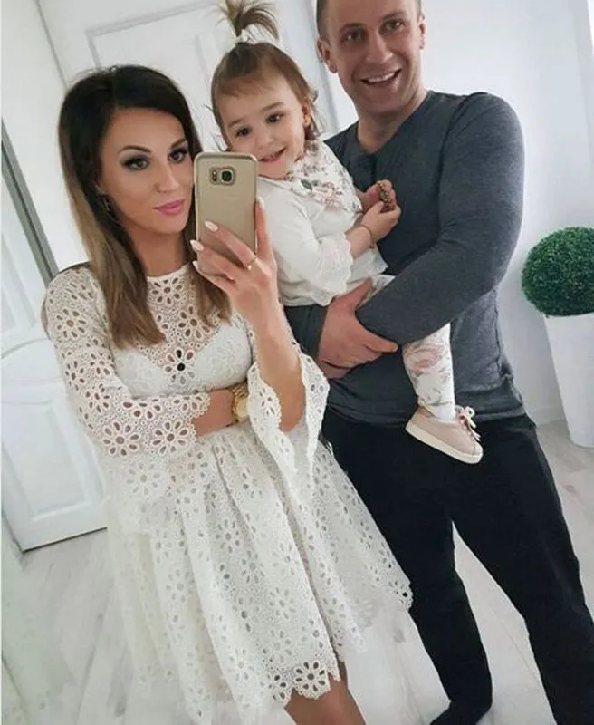 Moda aile eşleşen kıyafetler anne kızı elbiseler beyaz içi boş çiçek dantel elbise mini elbise anne bebek kız parti kıyafetleri 220531