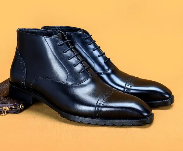 نمط جديد جودة عالية منحوتة الأحذية البروغ جلد طبيعي الرجال الأحذية أشار تو الرجعية مارتن الأزياء الكاحل الأحذية