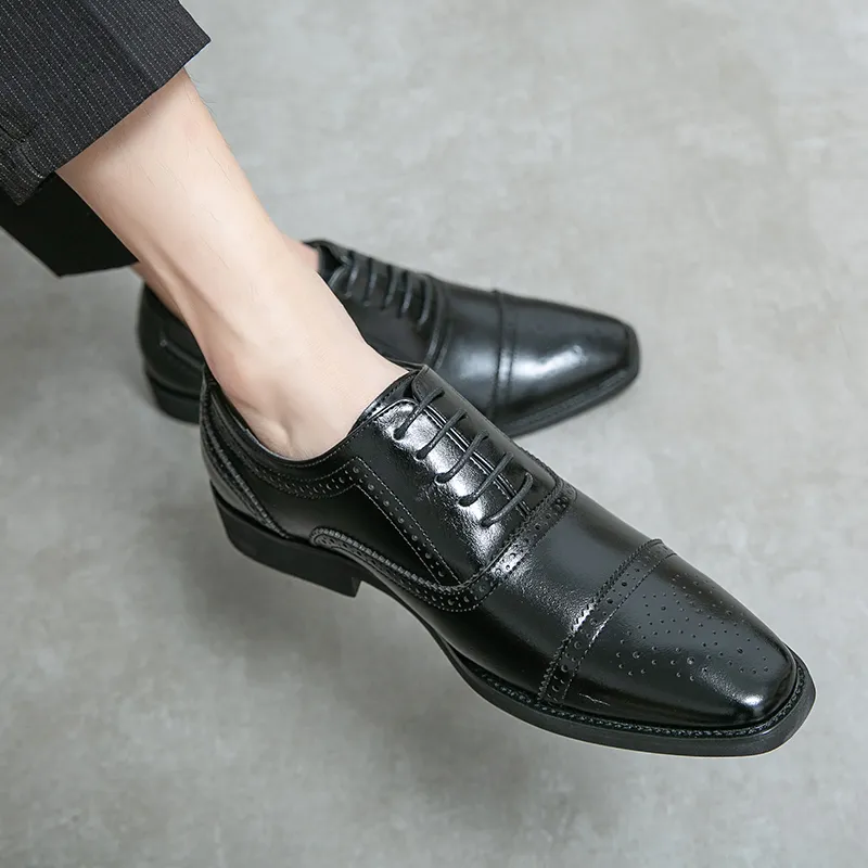 Erkekler brock oyma deri ayakkabılar düz renk PU basit moda bağcıklı İngiliz sivri uçlu ayak parmağı iş elbise ayakkabıları hm536