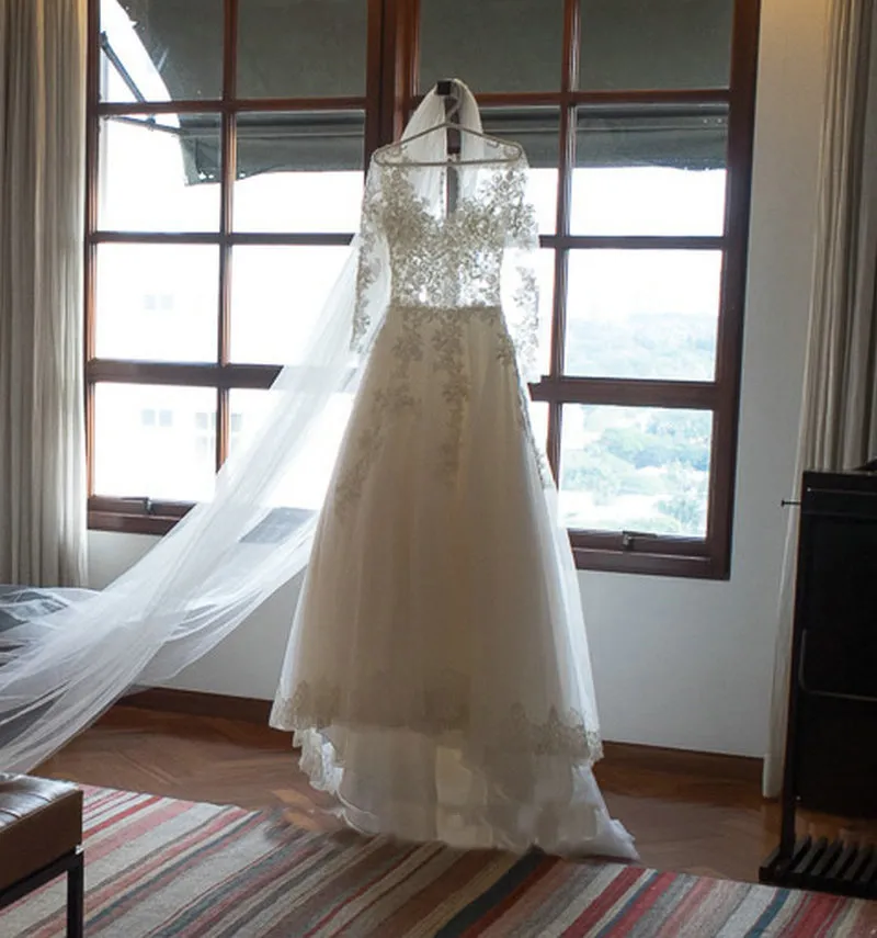 Sheer princesa vestidos de casamento de 2016 com Ilusão mangas compridas A Linha de Trem Tribunal Tulle vestidos de noiva com botões forrados