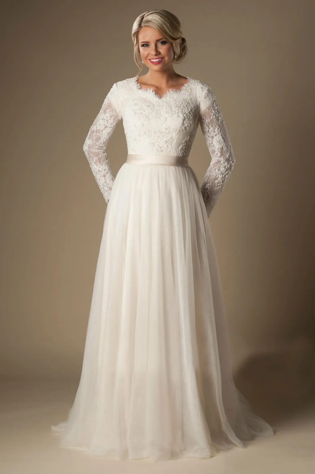 Stunning A-Line Lace Tulle Wedding Dresses Spring Garden Simple Long Sleeves Sheer Sleeves Trains Zip Back Bridal Gown Plus Size Arabic