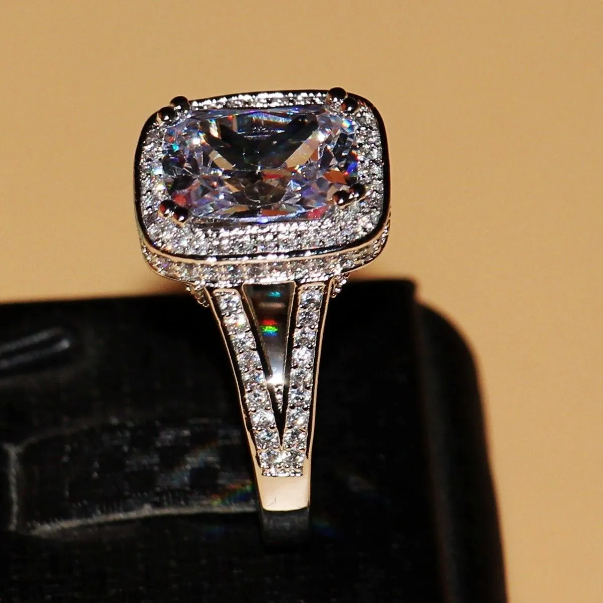 Storlek 5-11 Luxury Jewelry 8CT Big Stone White Sapphire 14kt White Gold Filled GF Simulated Diamond Wedding Engagement Band Ring Lov30D