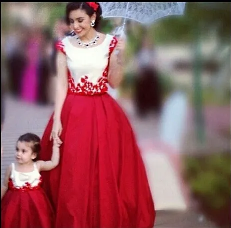 Robes de soirée 2015 appliques décolleté rouge robe de bal robe de manche en satin longueur de plancher mère et robes de bébé Dhyz 01