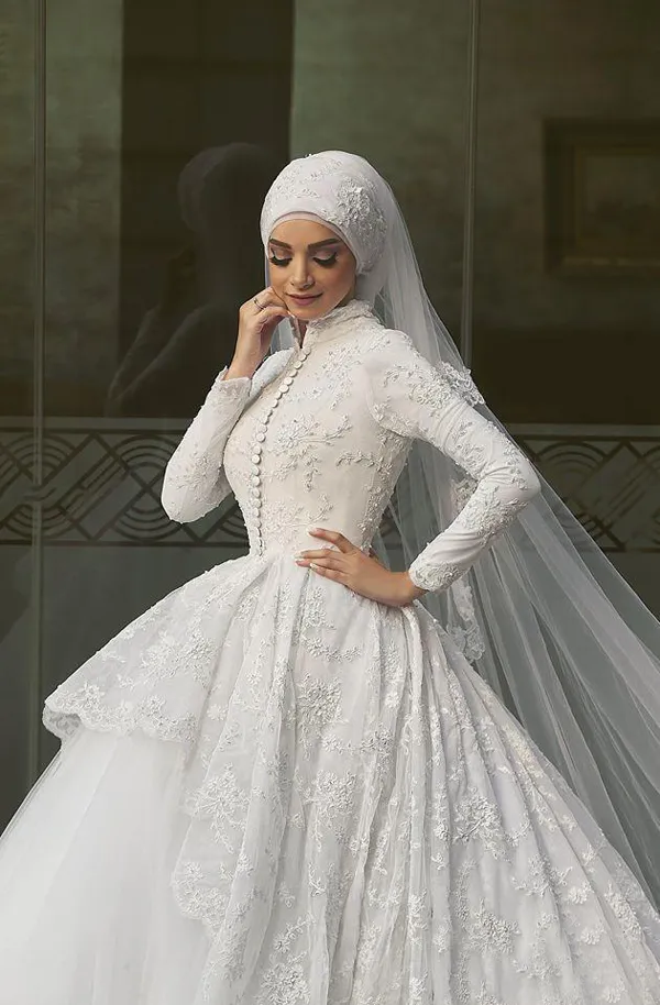 Modest High Neck Long Sleeves Muslim Wedding Dresses Ball Gown Beaded Lace Bridal Gowns with Court Train Custom Made Plus Size