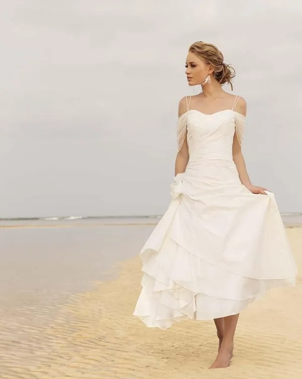 Vestidos de boda cortos de la playa del verano barato correas de espagueti fuera del hombro longitud de té acanalada Vestidos de novia de una línea con la flor hecha a mano