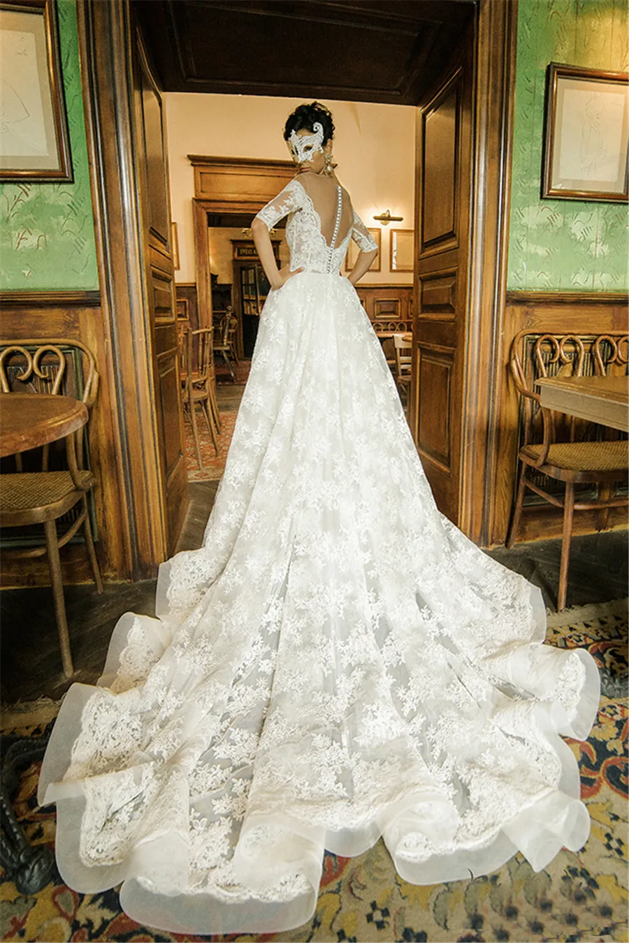 Sheer Half Sleeves Deep V-neck White Lace Applique Ball Gown Wedding Dress Chapel Train Illusion Back Bridal Dress vestido de