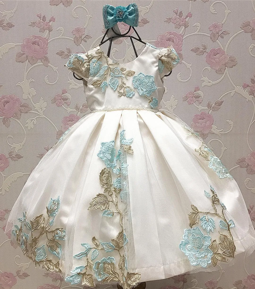Lovely Pearls Ball Gown Flower Girl Dresses For Weddings Lace Appliques Little Girls Pageant Dress Tulle Cap Sleeves First Communion Gowns