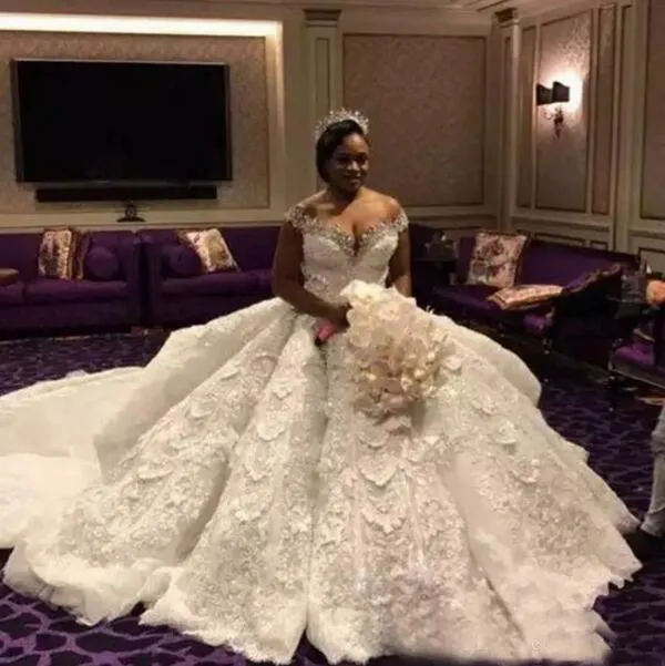 Luxus Ballkleid Hochzeitskleid von der Schulter Funkelnde Kristalle Perlen Pailletten Spitze Applikationen luxuriöse Brautkleider mit langem Zug