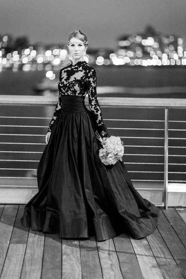 Vestidos de novia negros atractivos Vestidos de novia góticos baratos Una línea Ilusión Apliques de encaje de manga larga Sheer Top Falda de tafetán Ropa formal