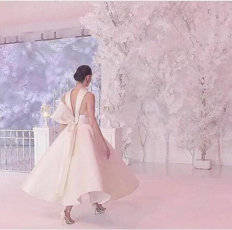 最新のホワイトランウェイファッションイブニングドレス2017スプリングハイネックサテンラインプロムガウンバックレスフォーマルパーティードレスアンクル長さ317D