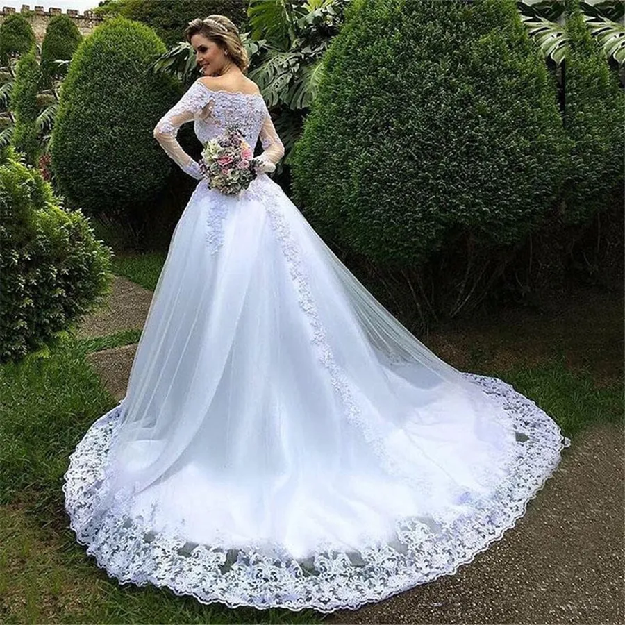 Vintage Boat Neck Ball Gown Wedding Dresses Lace Appliques Long Sleeves Autumn Sweep Train Elegant Bridal Gowns Custom