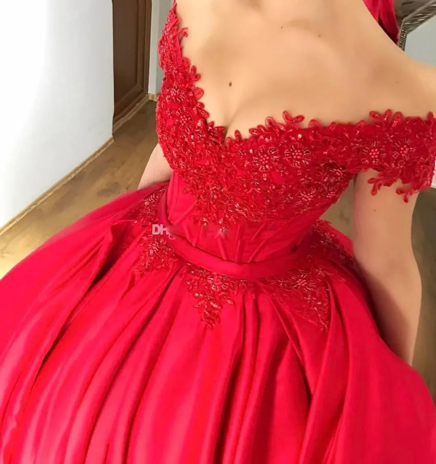 Red Satin Ball Gown Quinceanera Dresses with Beaded Appliques Cap Sleeves Ball Gown Prom Dresses Lace Up Vestido de fiesta For Red CarPet