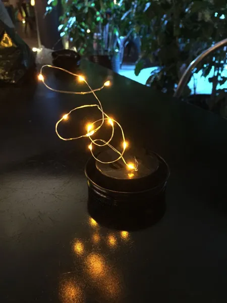 뜨거운 크리스마스 파티 장식 메이슨 항아리 뚜껑 삽입 유리 항아리에 대 한 따뜻한 흰색 LED 조명 태양 전지 패널