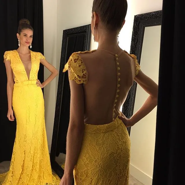 Yellow Lace Evening Dresses Plunging Short Capped Sleeves Prom Dresses Sheer Back Covered Button Sweep Train Custom Made Formal Party Gowns
