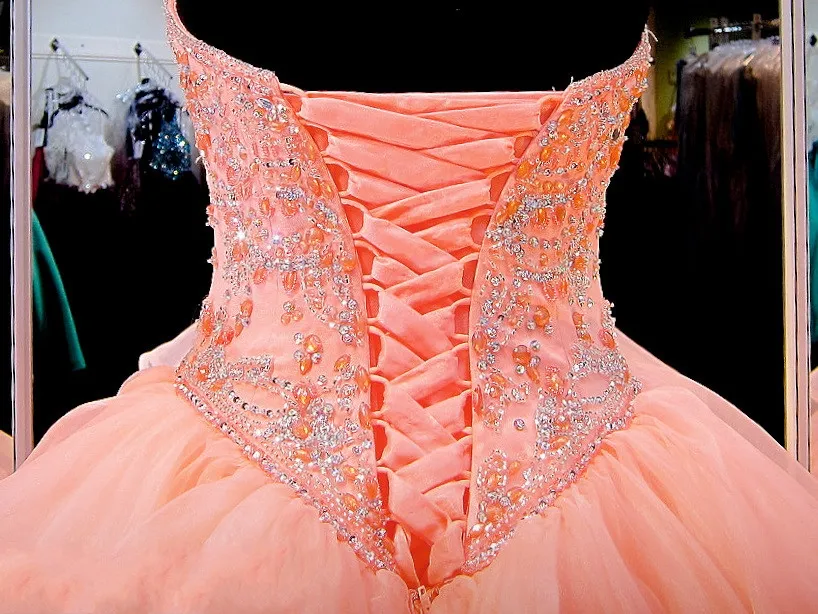 2023 Coral Ball Gowns Quinceanera Dress Sweetheart Masquerade Crystal Beaded Corset Organza Ruffles Long Prom Gown Sweet 16 Dress215C