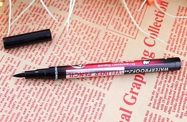 Líquido delineador preto à prova d'água compõem o lápis de olho de beleza lápis