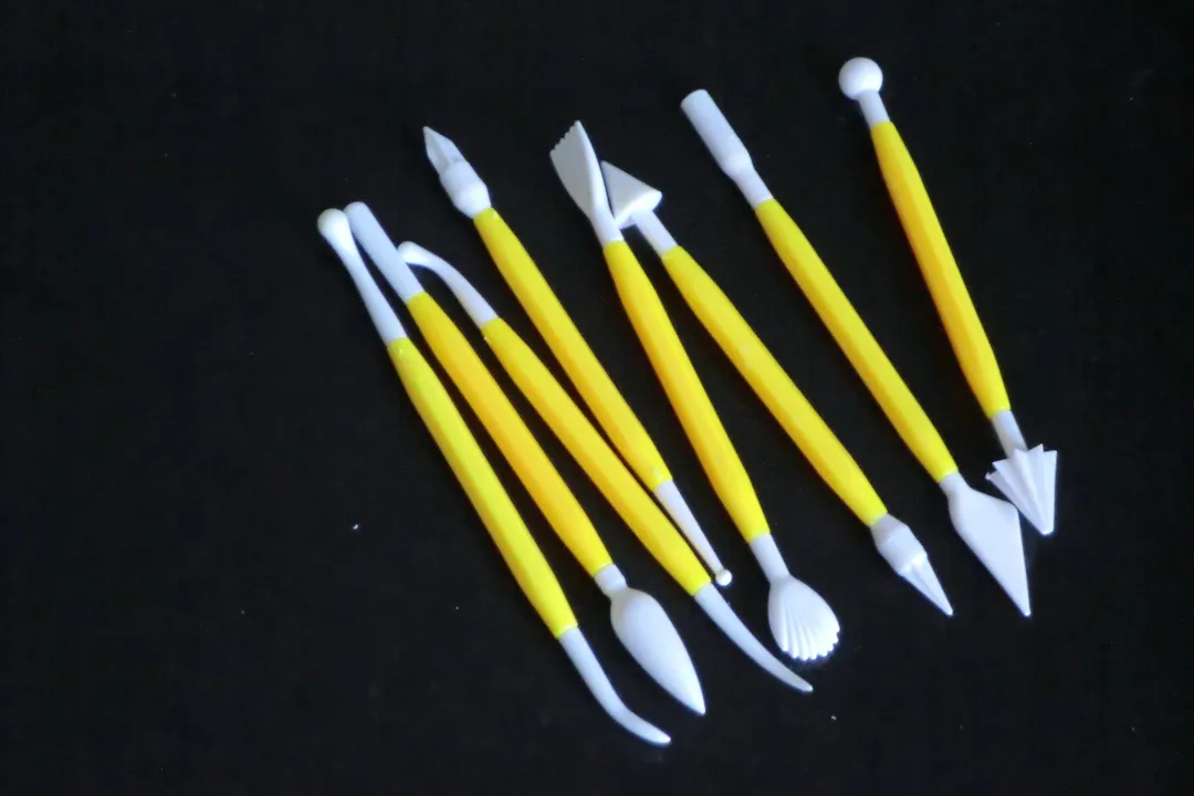 Herramientas de modelado de fondant de pastel amarillo de 100 cartas para la decoración de pasteles y las herramientas de Sugarcraft