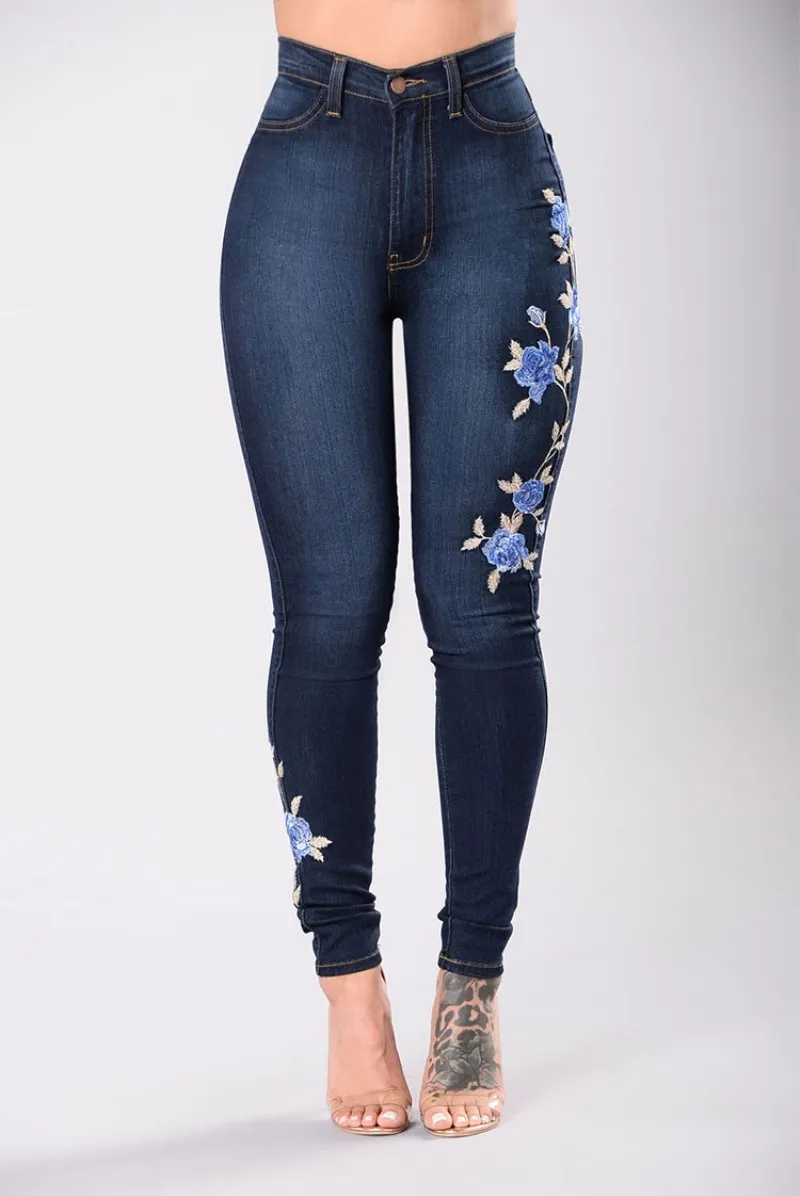 Europäischer und amerikanischer Stil für Damen, große Hüften, Taille, hohe Jeans, Stretchhose mit blauer Rosenstickerei
