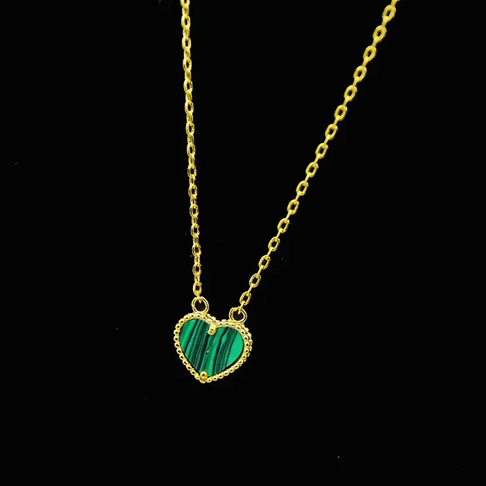 Placage de cuivre en forme de cœur Simple et doux avec pierre naturelle plaquée, coquille de cœur de pêche dorée 18 carats, agate malachite, collier d'amour 291u