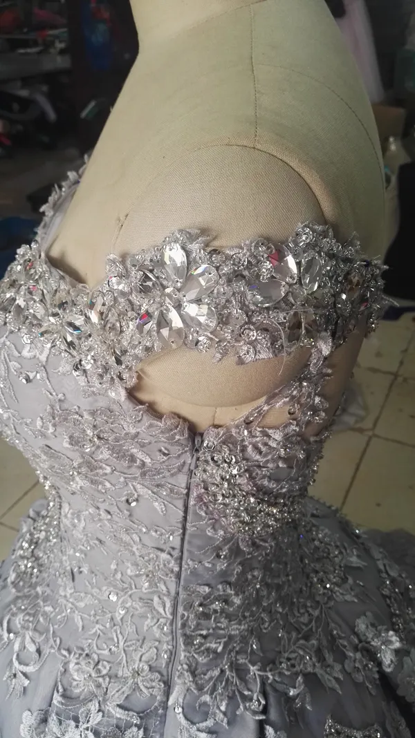 Luxus Ballkleid Hochzeitskleid von der Schulter Funkelnde Kristalle Perlen Pailletten Spitze Applikationen luxuriöse Brautkleider mit langem Zug