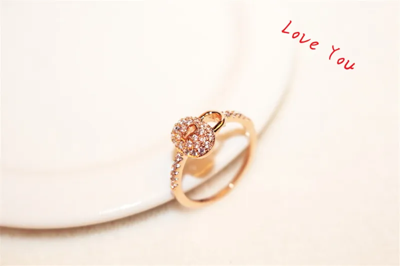 Luksusowy pierścień sześcienna cyrkonia różowe złoto plastowane zamek pierścień dla kobiet vintage palec Pierścień Wedding Party Bride Jewelry2432