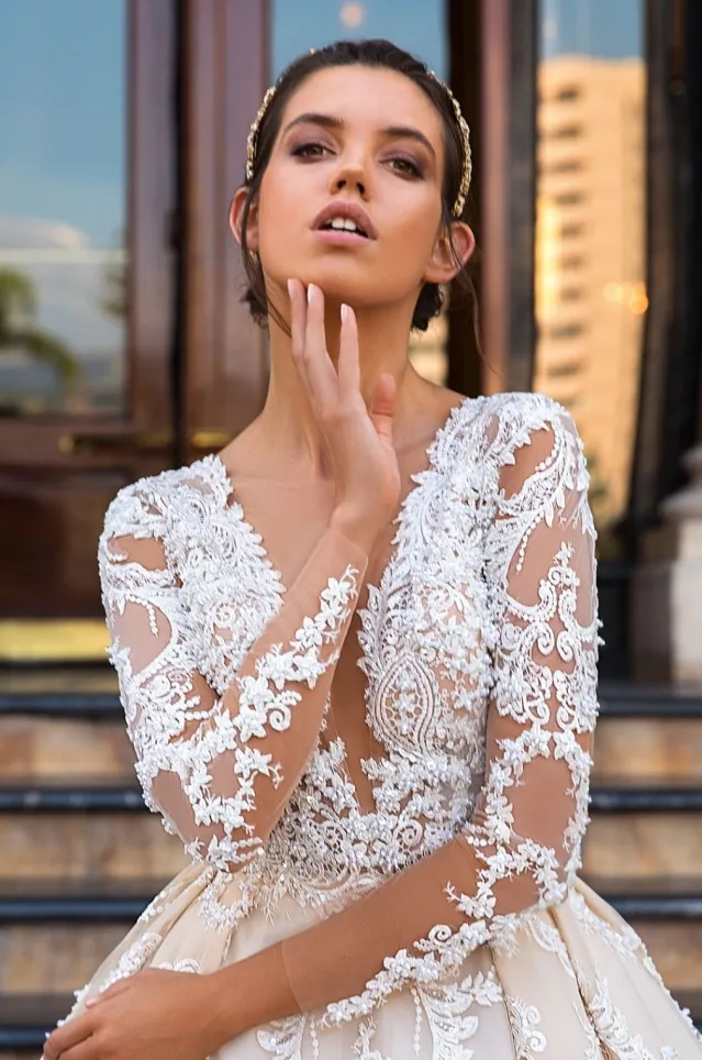 Luxury Long Sleeve Wedding Dresses Plunging Neckline Lace Applique Crystal Design 2019 Bridal Gowns Court Train Modest Wedding Dress