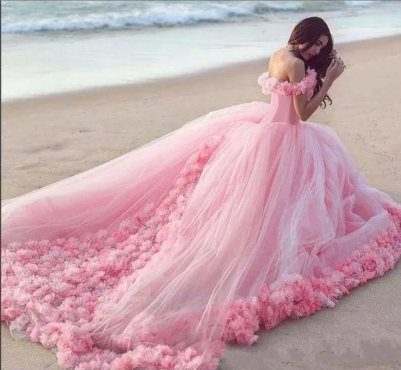2019 rosa abiti di sfera del bambino Quinceanera al largo della spalla del corsetto di vendita caldi Sweet 16 abiti da ballo con fiore fatto a mano Matrimoni abito