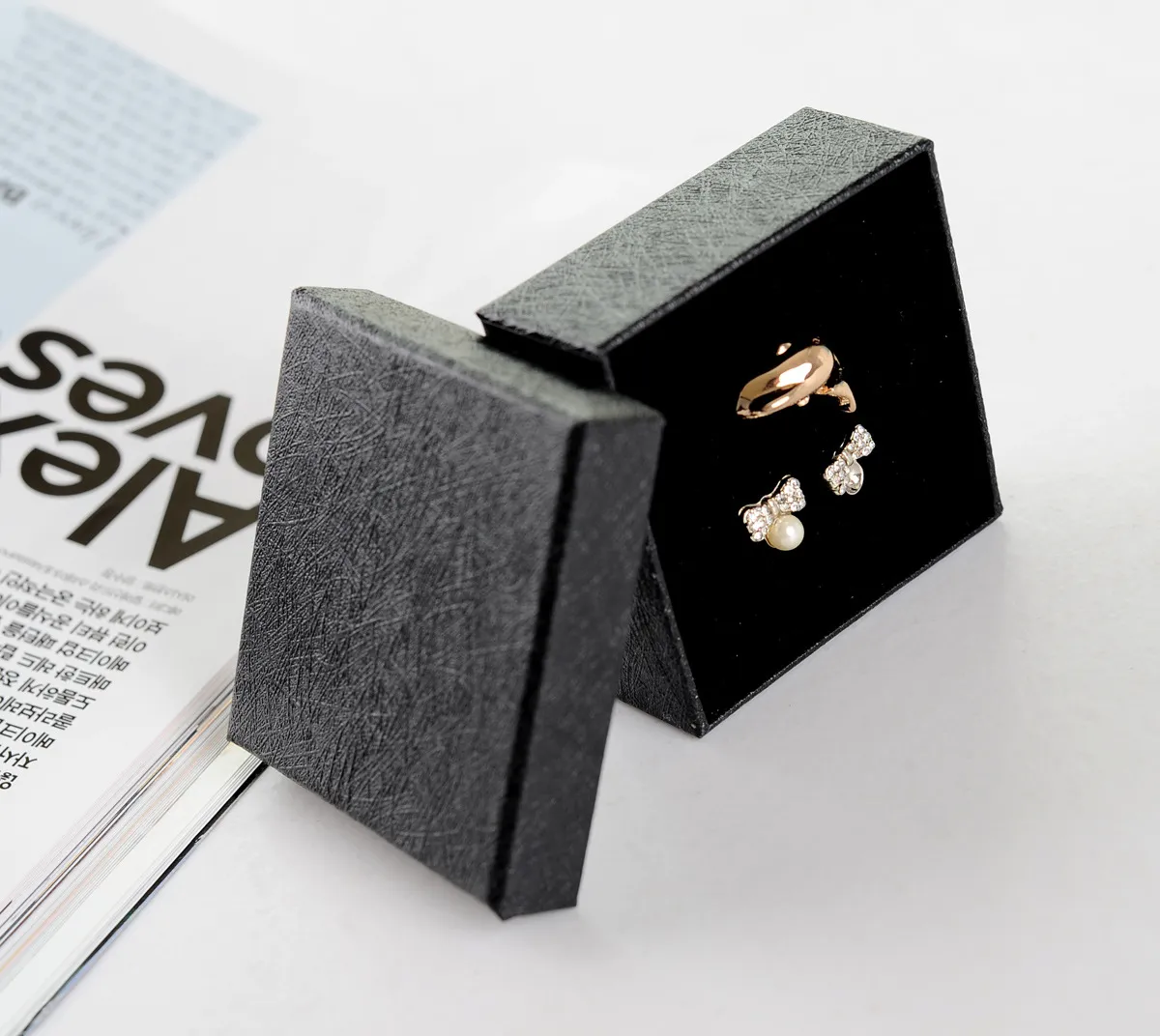 Eenvoudige zeven 6 36 32 3 cm klassieke zwarte sieraden ringdoos speciaal papier armband draagdoos festival hanger display met spons338N