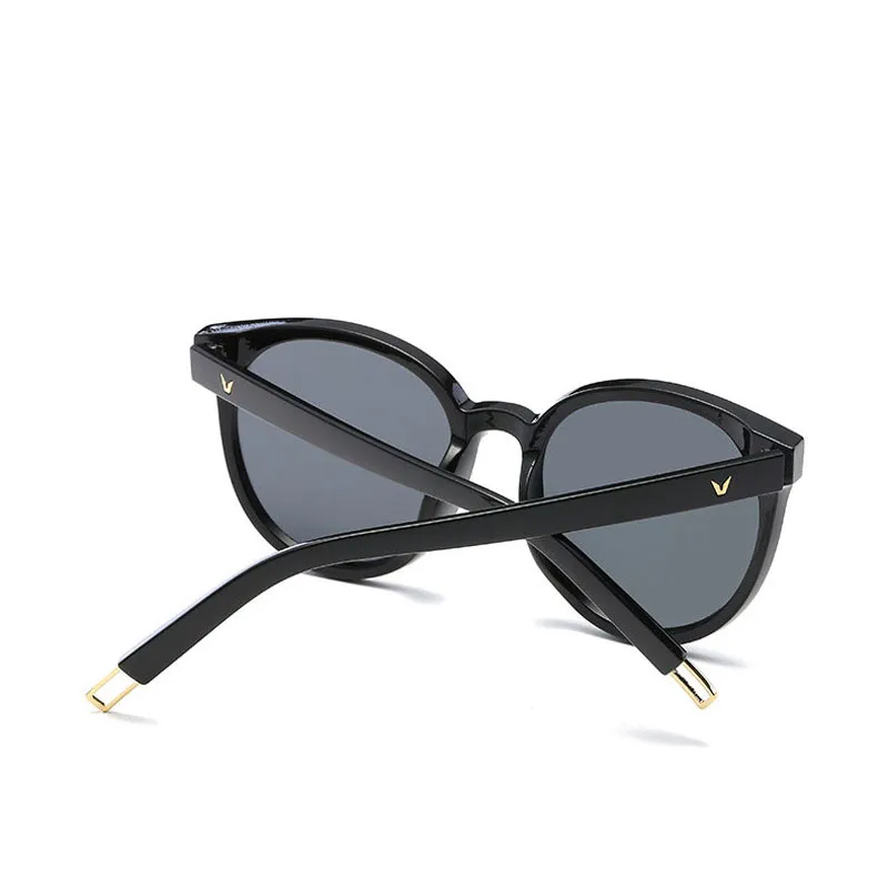 2020 Vendita di moda v donna occhiali da sole Accessori oculari polarizzati Nuovo design di design estivo Girl Girl Sun Glasses UV4194K