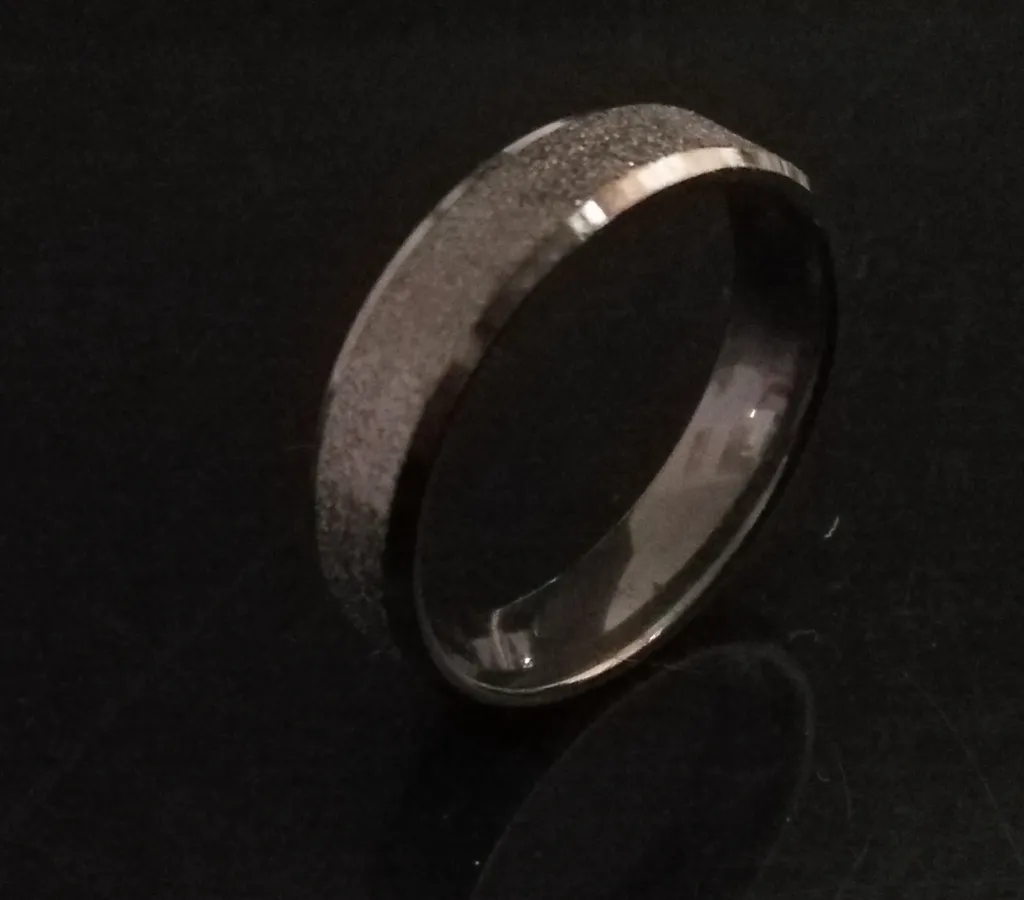 Новые 50 шт., смешанные цвета, кольца из нержавеющей стали, 6 мм, мужские модные классические обручальные кольца на палец, мужские и женские, удобные, Quail270E