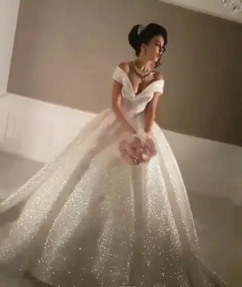 Vintage Arabic Ball Gown Long Wedding Dress Off Shoulder V neck Bridal Gown Plus Size Custom Made