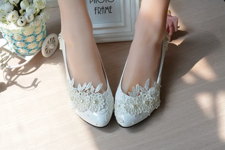 저렴한 세련된 진주 신부를위한 플랫 웨딩 신발 3D 꽃 Appliqued 댄스 파티 하이힐 플러스 크기 지적 발가락 레이스 신부 신발