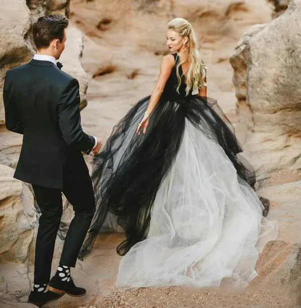 Vintage Black And White A Line Wedding Dresses 2019 Gothic V Neck Lace and Tulle Long Bridal Gowns Custom Made China EN7117