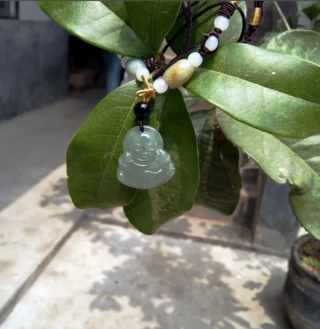 Colgante de jade verde natural en aceite. Colgante collar maitreya
