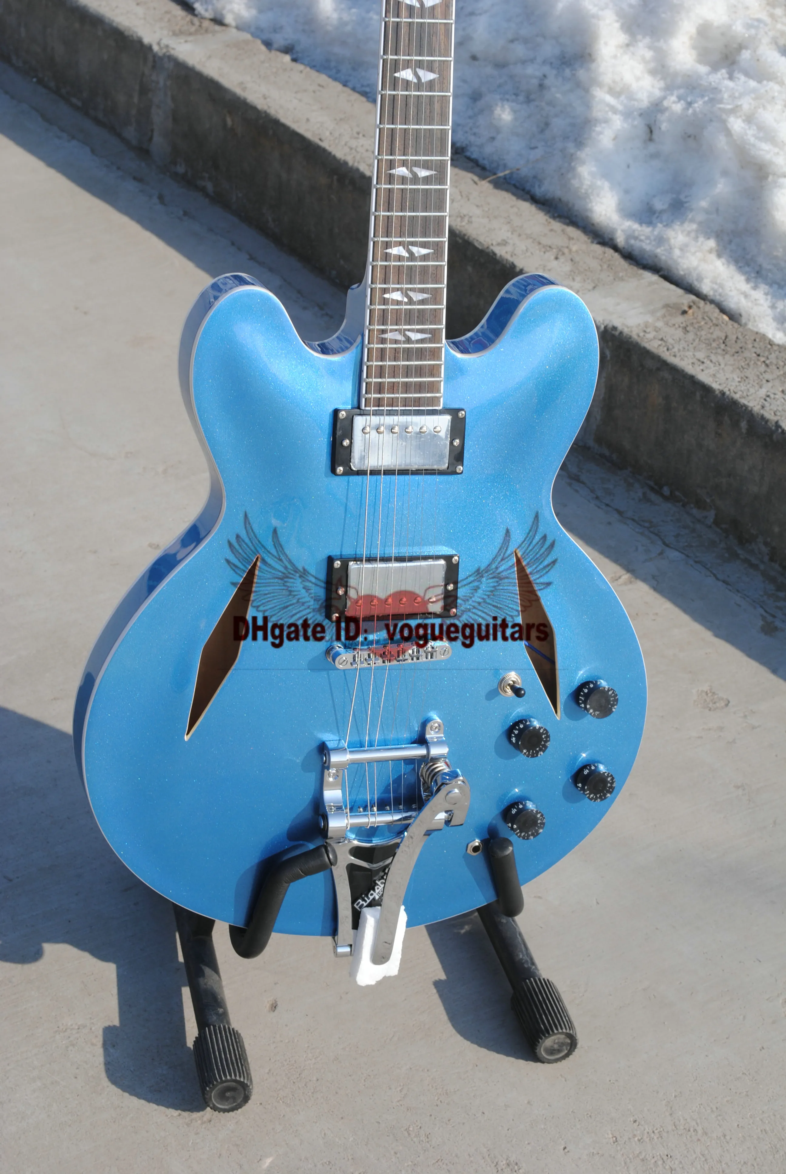 En gros et au détail personnalisé guitare électrique avec tremolo en bleu haute qualité livraison gratuite selon la demande de couleur personnalisée