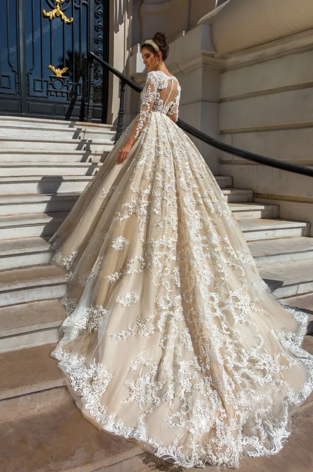 Luxury Long Sleeve Wedding Dresses Plunging Neckline Lace Applique Crystal Design 2019 Bridal Gowns Court Train Modest Wedding Dress
