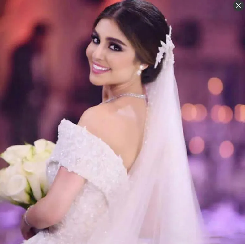 Luxury Off The Shoulder Wedding Dresses 2018 Spring Summer Lace Appliques Beads A Line Bridal Gowns Court Train Wedding Dress Arabic Vestido