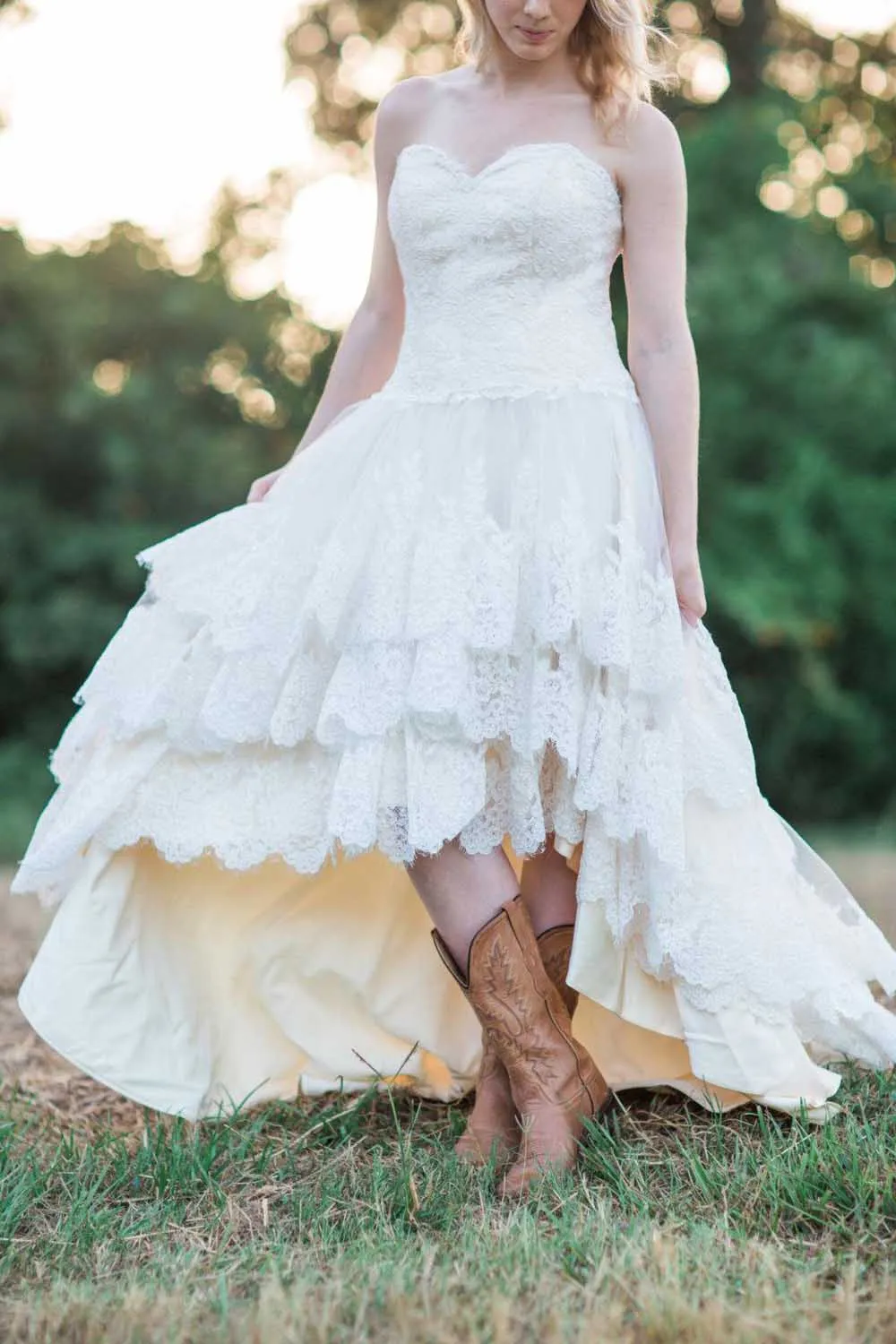 2019 country western high low bröllopsklänningar spets älskling snörning tillbaka a-line tiered skräddarsydd brudklänningar plus storlek porslin 2257