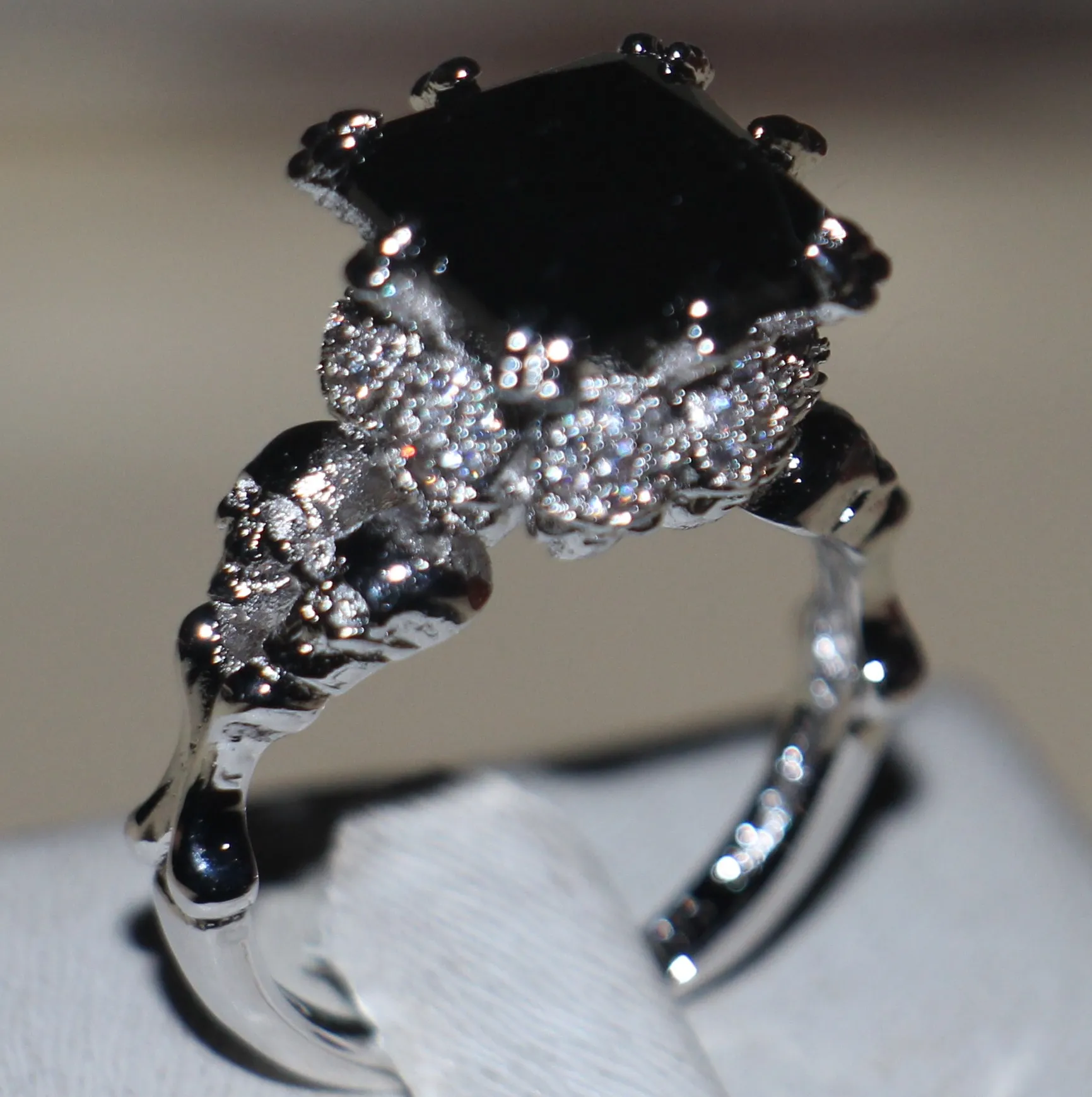 Victoria Wieck Vintage Jewelry Round 10kt White Gold Filled Black Sapphire Gemstones Simulated Diamond Wedding Women Band Skull Ri271R