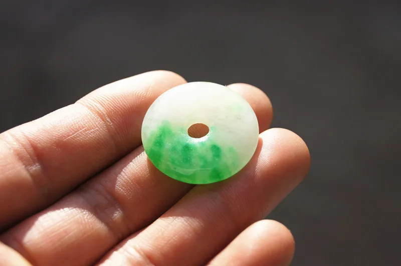Pendentif en pierre de jade naturel 100% sculpté à la main, bouton de paix. Pendentifs, pendentif. Spéciaux