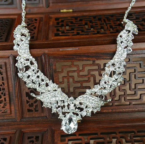 2017 säljer ny stil vit diamantlegering halsband örhänge tvådelar mode brud smycken bröllopstillbehör shuoshuo6588261g