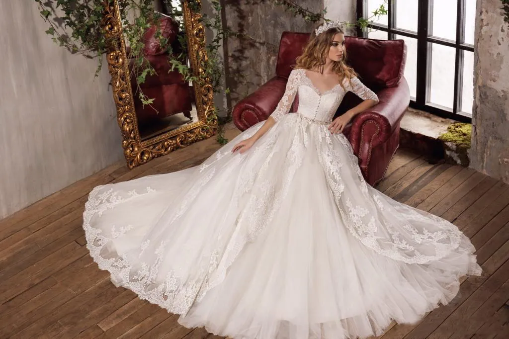 2017 White Lace Vintage Bridal Dresses V-Neck Collar Elegant 3/4 Long Sleeves Wedding Gowns Peplum Tiered Ruffle Custom Made Wedding Dresses