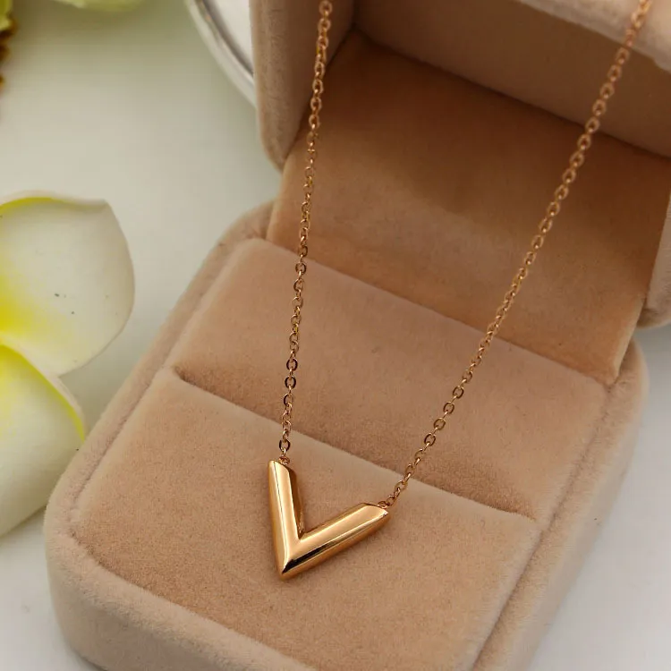 Titanium steel Korean version of the three-dimensional V letter necklace fashion for women's short collarbone necklace access183v