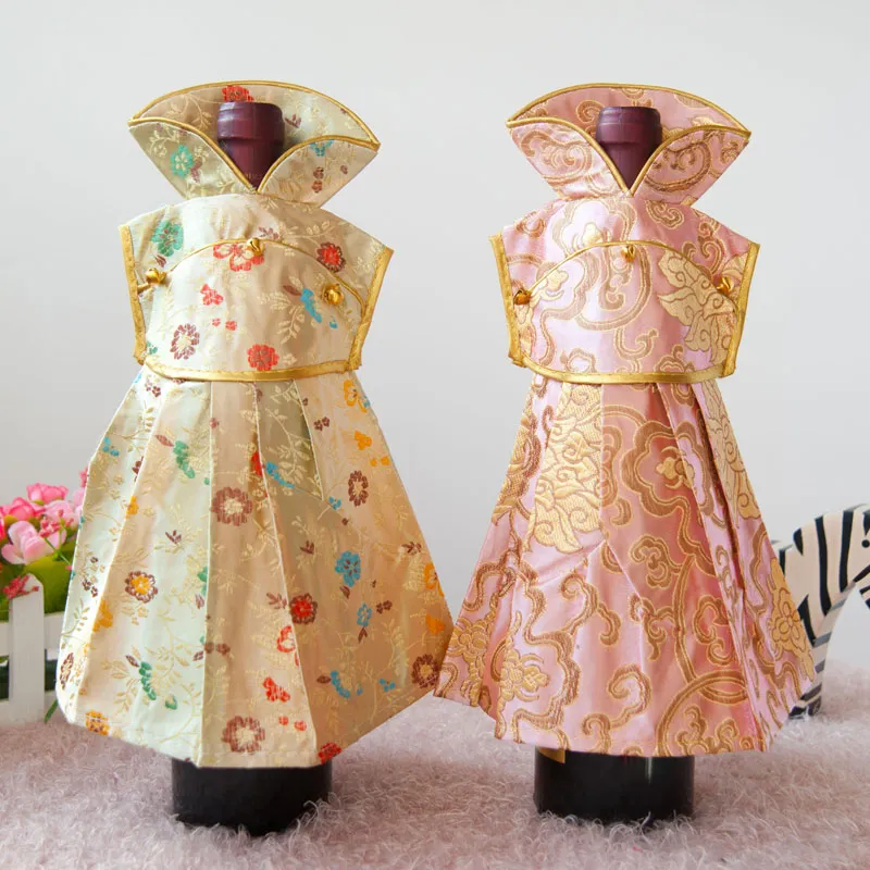 Le donne vestono la decorazione che nozze la bottiglia di vino copre la copertura tessuto di seta cinese bottiglia di vino di vino bottiglie decorative 750ml / 
